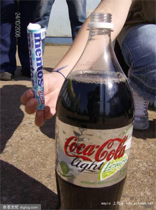 可乐  可口可乐和薄荷糖一起食用会发生什么？ 死亡！