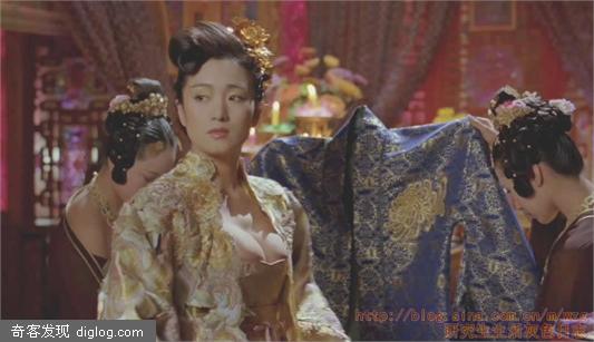 巩俐《黄金甲》戏服过于性感,露点照被疯传