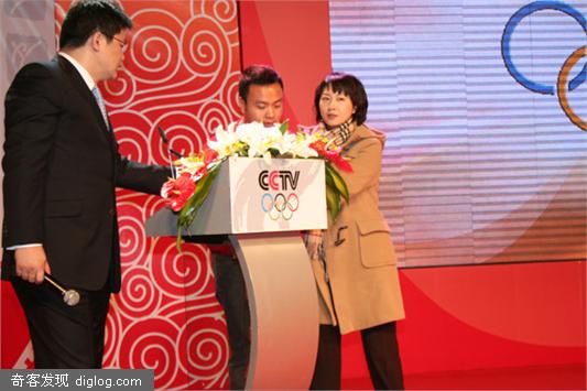 视频：CCTV主持张彬妻子胡紫薇大闹CCTV5改名会场（视频）!!