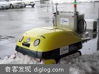 看自动铲雪车把积雪变成冰块