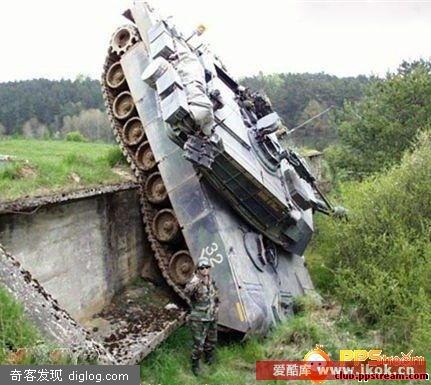 车祸见识多了。但是坦克车祸你见过么？