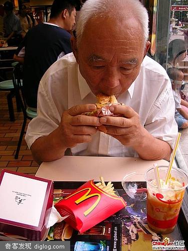第一次带爷爷吃麦当劳 !真正感动我们的只须一张图片