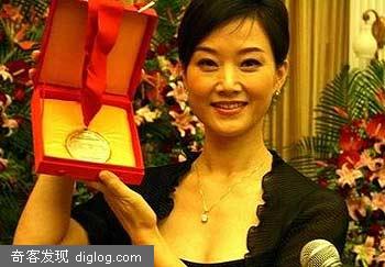 文化部长孙家正与宋祖英同获肯尼迪艺术金奖