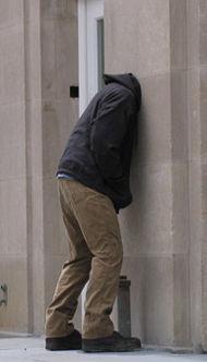 » 会穿墙的人Street Installations 酷辣客