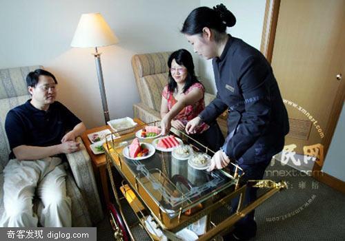 上海“高考房”生意火爆 家长陪子读书(组图)