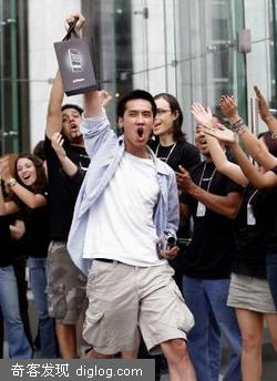 iPhone正式在美发售 粉丝狂热前所未有