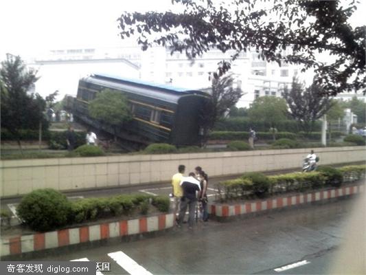 据说今天杭州发生火车出轨事件