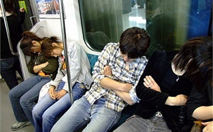[抓拍]贪睡的日本人