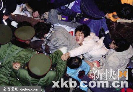 五千子弟兵支援广州火车站 救出被踩踏旅客(图)