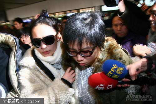 阿娇不雅照风波后首现北京 墨镜遮面不语