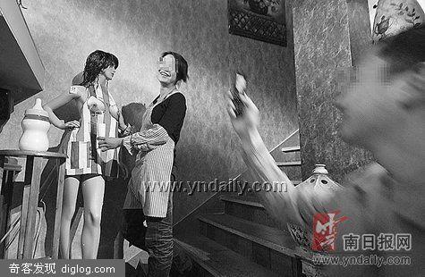 奶吧用人体模特装牛奶 顾客亲自“挤”(图)
