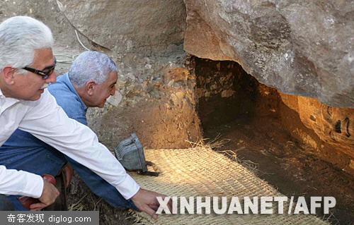 埃及门农巨像附近发现法老王后雕像