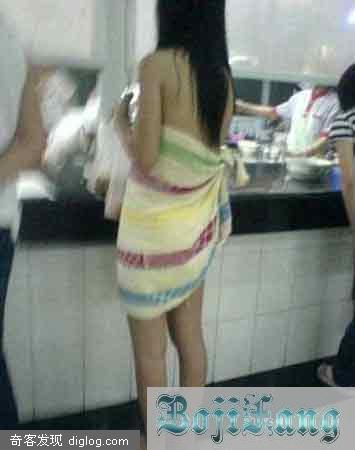 女生裹浴巾食堂打饭
