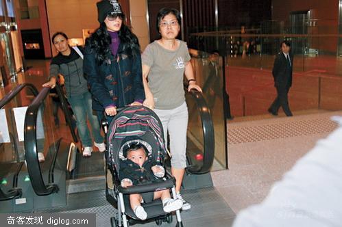 张柏芝抱子大闹片场 谢霆锋夜会老婆安抚(组图)