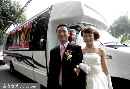百万富翁小伙爱上街边小贩女 镀金玫瑰求婚(图)