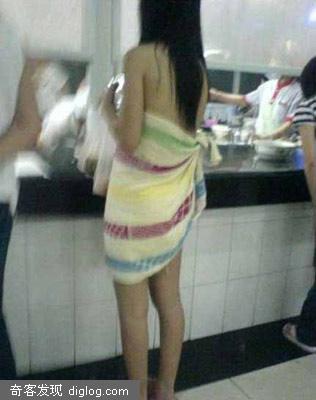 史上最强女大学生裹浴巾打饭在食堂买饭视频深入调查（组图）