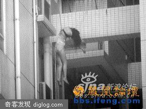 半裸女被老外扔下三十楼，人性在哪里？