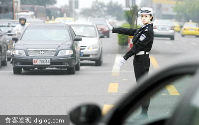 重庆超级美女特警丁虹转行当交警 司机贪看频繁引发车祸(图)