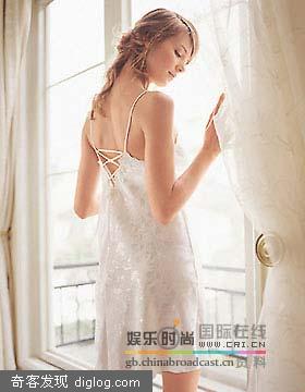 蕾丝花边、精致刺绣、轻薄柔软的睡裙让女生成为小公主