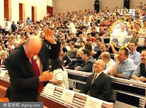 微软总裁在匈牙利遭遇尴尬 演讲时被扔鸡蛋