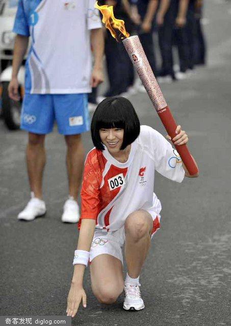 广州美女火炬手奥运圣火传递时的惊人之举（组图）