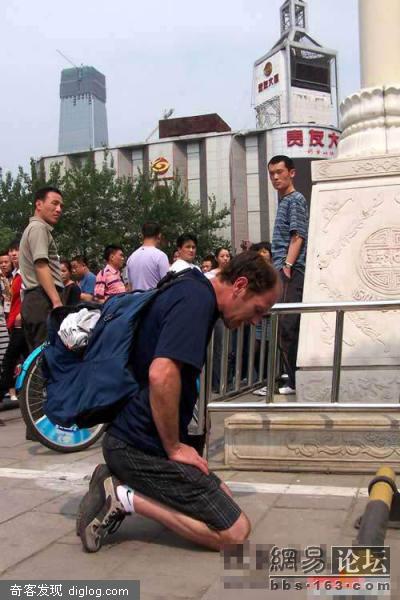 感动：实拍老外国殇日向灾民“惊人一跪“全过程