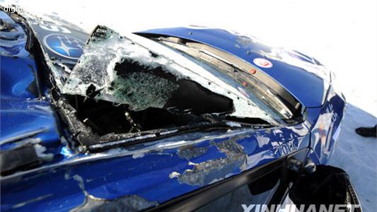 韩寒 赛车 汽车拉力赛  韩寒阴沟翻船遭淘汰 赛车变型破损严重